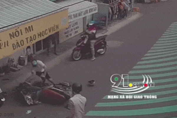 Đánh võng khịa tài xế ô tô, thanh niên bị giã tơi bời đau đớn-1