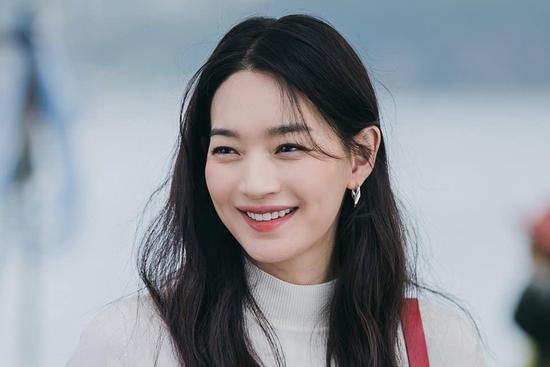 Sức hút Shin Min Ah giúp hãng túi 'cháy hàng'