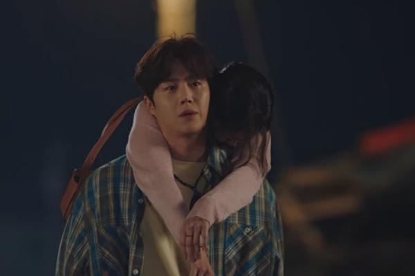 Người hâm mộ quấy nhiễu địa điểm ghi hình Hometown Cha-Cha-Cha-3