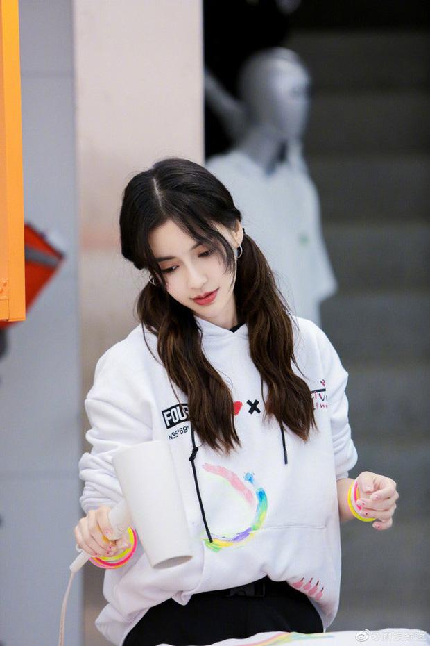 Sao Cbiz xinh điên đảo buộc tóc hai bên, trừ một người-1