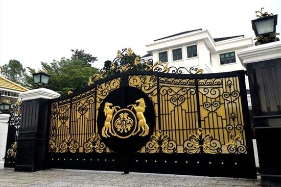 Cổng nhà đúng phong thủy phải mở ra ngoài hay mở vào trong?