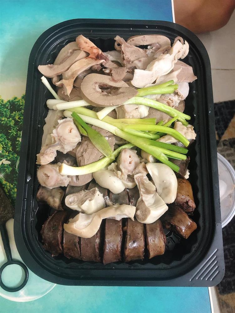 Cô gái order lòng lợn rồi lợm giọng khi thấy thứ bên trong-1