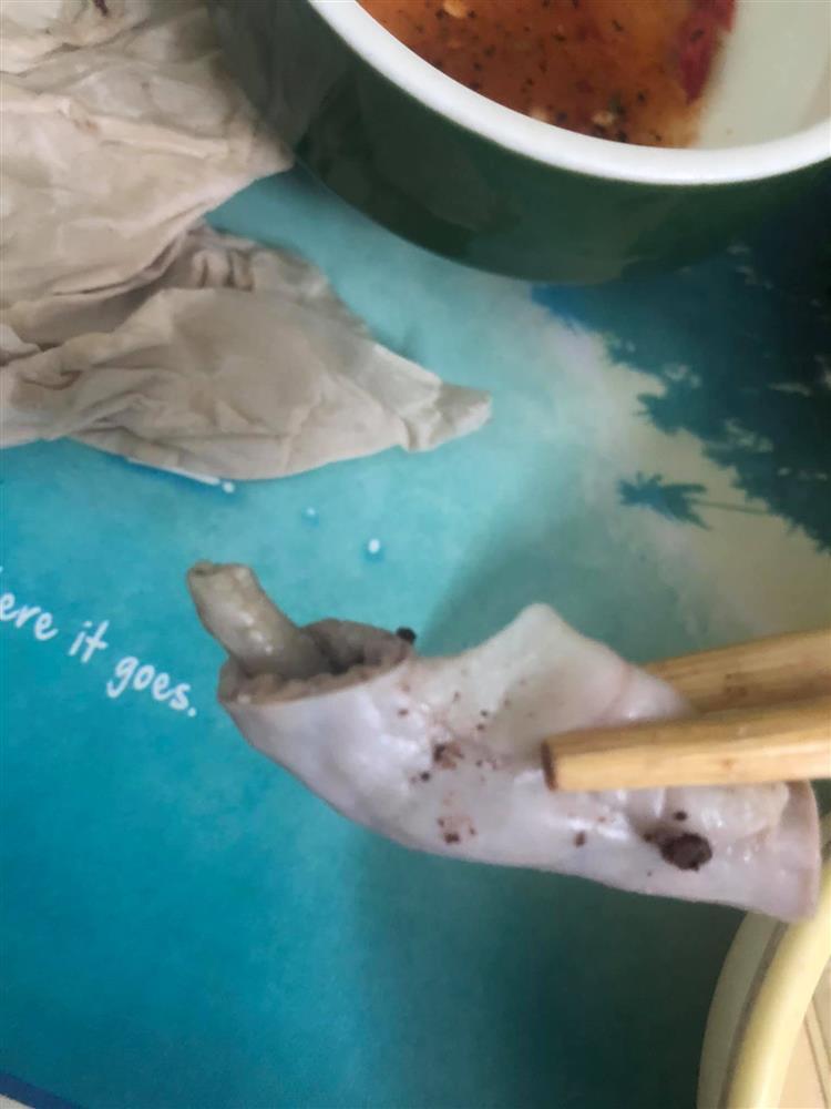 Cô gái order lòng lợn rồi lợm giọng khi thấy thứ bên trong-2