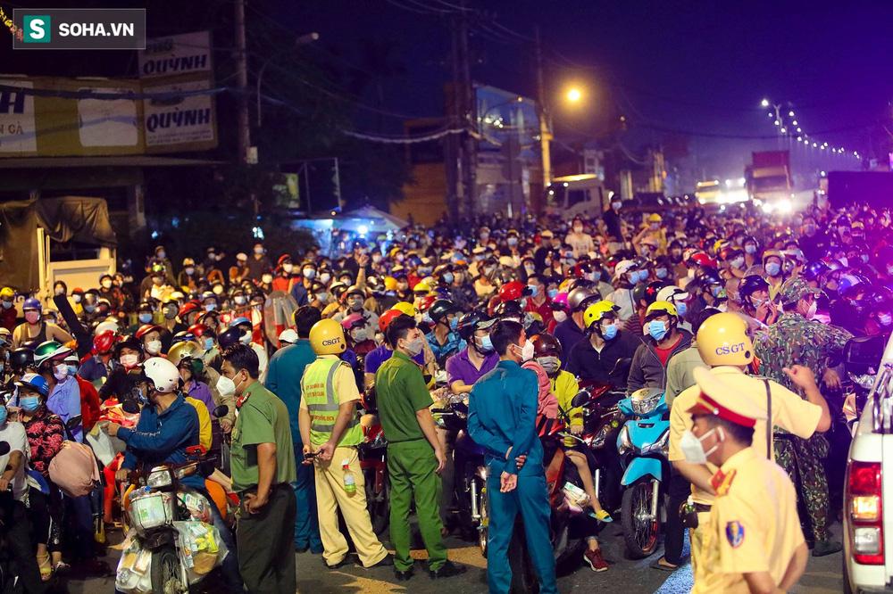 Lực lượng chức năng liên tục nhắc nhở bà con, thế nhưng suốt 11 tiếng đồng hồ không xe nào chịu quay đầu.