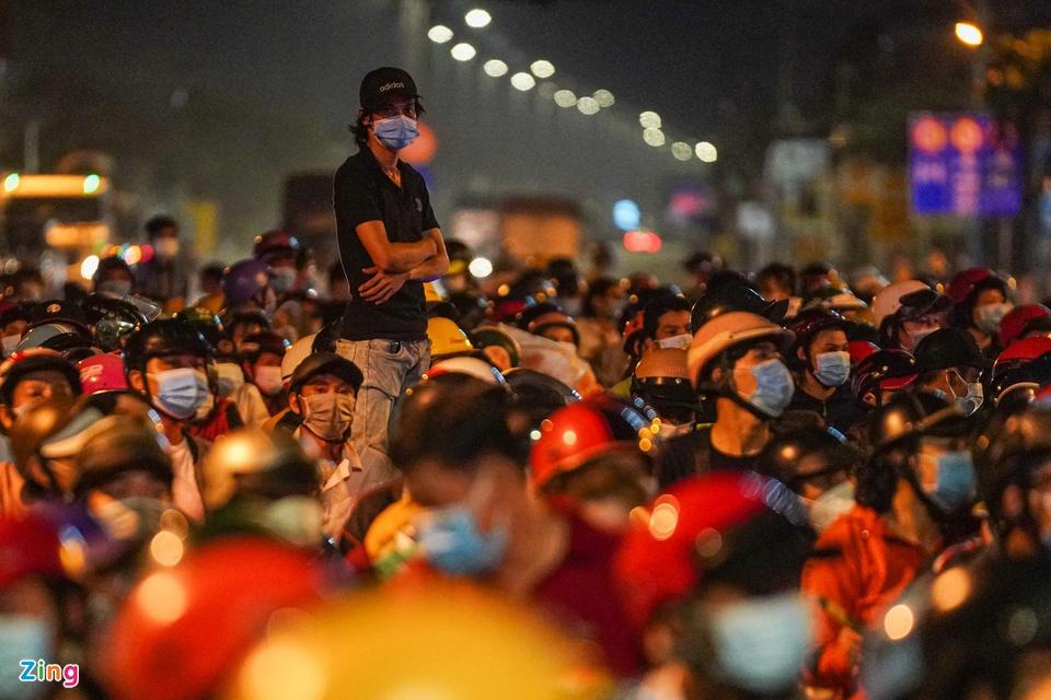 Sau đó lực lượng chức năng phát phiếu để người dân điền thông tin,  nguyện vọng về quê. Những phiếu điền thông tin này sẽ được lực lượng chức năng tổng hợp, gửi thông tin về cho các địa phương.