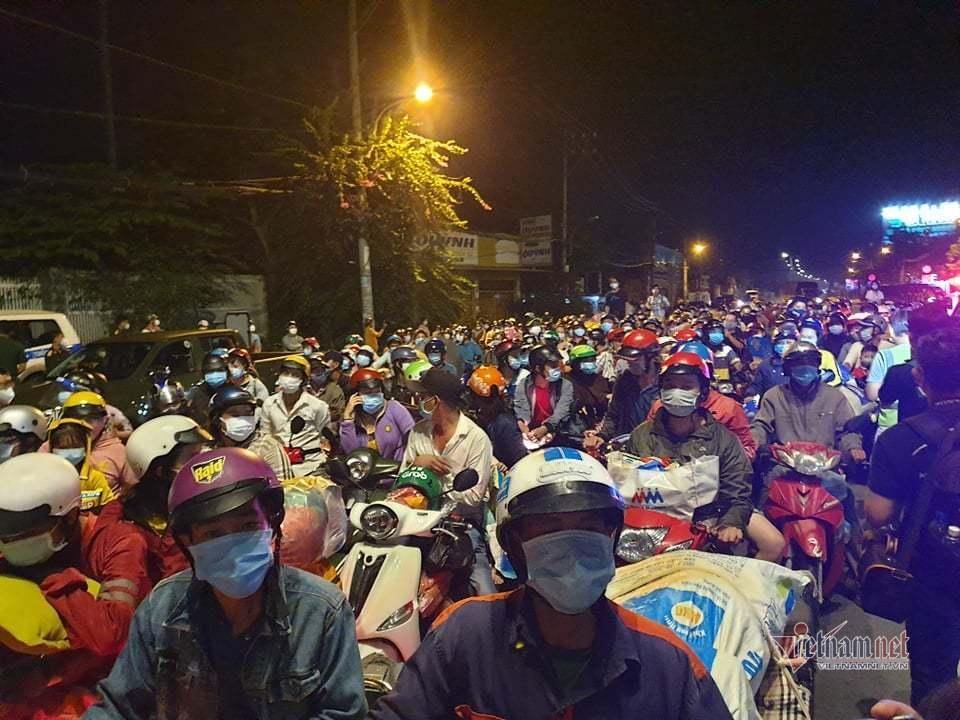 Lực lượng chức năng vẫn đang ra sức tuyên truyền vận động người dân quay trở lại nơi xuất phát, tránh nguy cơ lây nhiễm do tụ tập đông người.