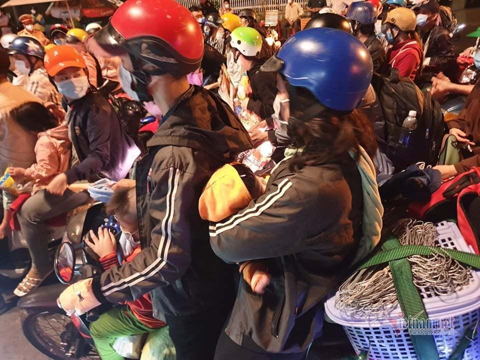 Mặc dù chính quyền địa phương và công an đã giải thích, thuyết phục người dân về lại nơi cư trú nhưng người dân vẫn không chịu giải tán, mong muốn được sang phía địa bàn Long An để đi tiếp.