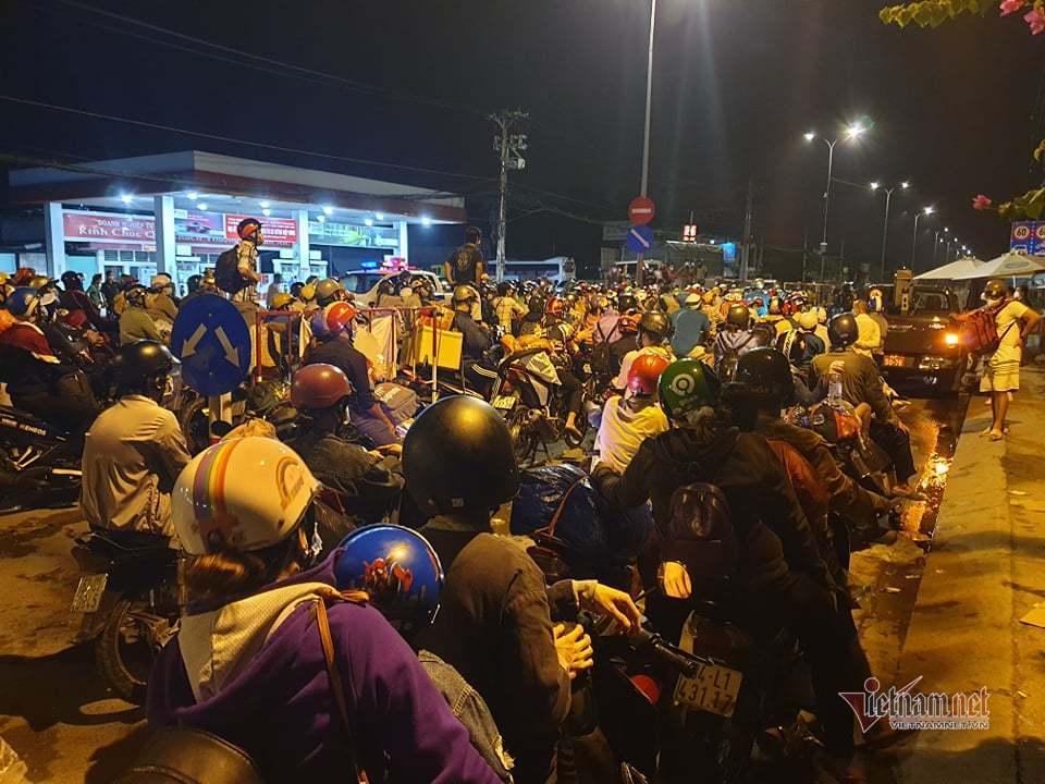 Tối 30/9, sau khi TP.HCM gỡ bỏ nhiều chốt kiểm soát dịch, hàng nghìn người đi xe máy, chở theo đồ đạc lỉnh kỉnh chạy về hướng miền Tây.