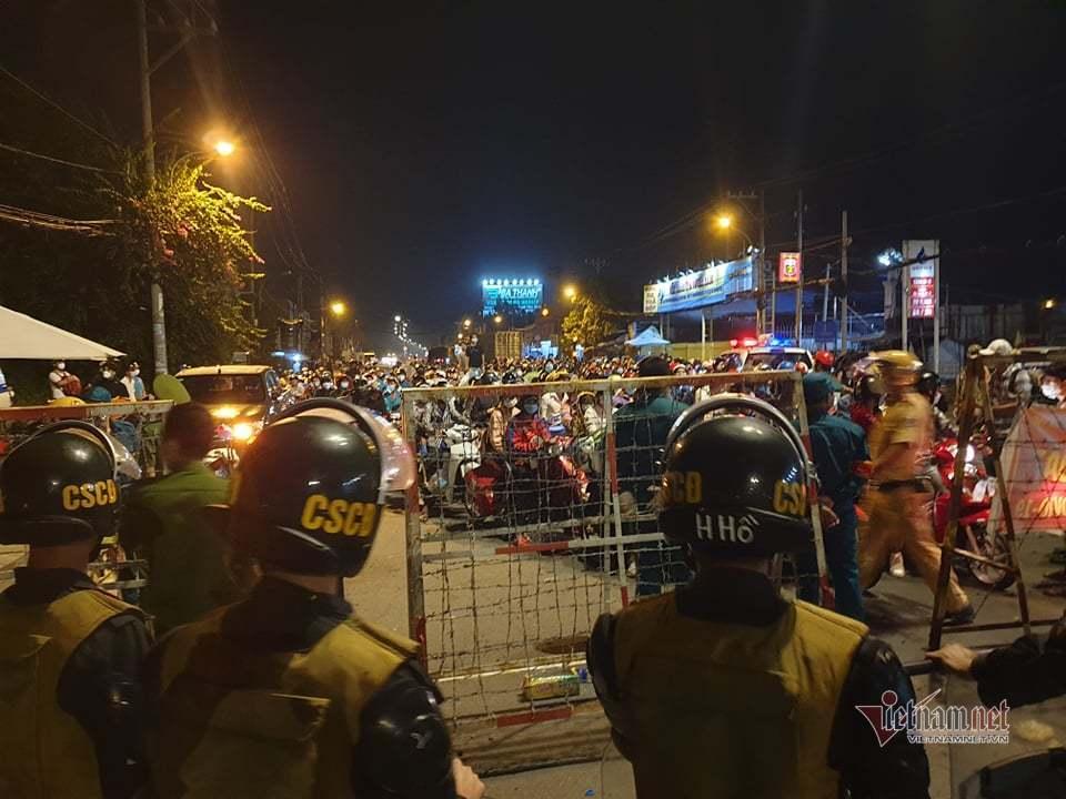 Khi đến quốc lộ 1, đoạn huyện Bình Chánh giáp tỉnh Long An, họ bị lực lượng chức năng chặn lại, yêu cầu quay về nơi cư trú. Tuy nhiên, nhiều người vẫn ở lại khu vực này chờ được qua chốt để về quê.