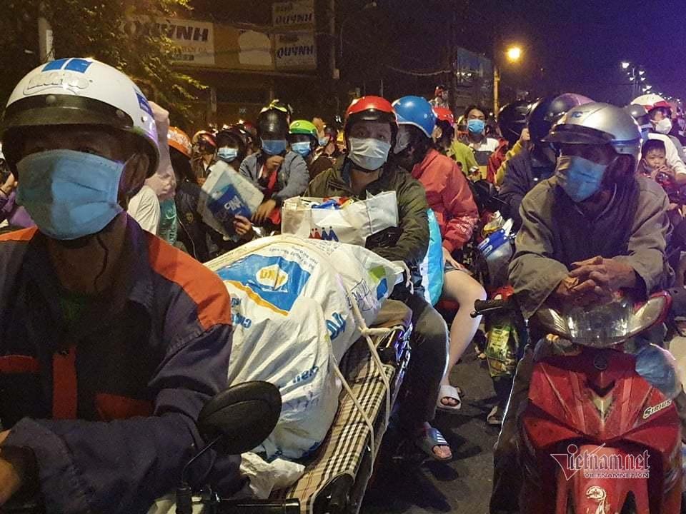 Đến 0h sáng ngày 1/10, hàng nghìn người dân chở theo đồ đạc lỉnh khỉnh vẫn đợi chờ được thông chốt về quê.