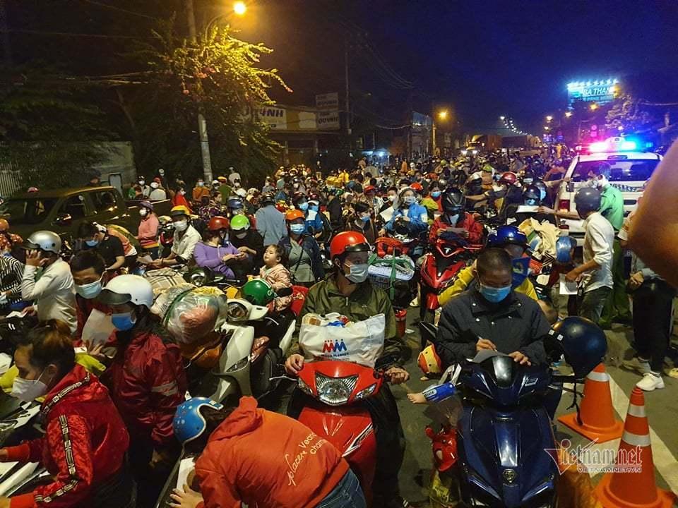 Đến hơn 3h sáng, người dân đã thấm mệt. Nhiều người nằm nghỉ trên xe, bên lề đường, mắc võng, trải bạt,… để chờ đợi được trở về quê.