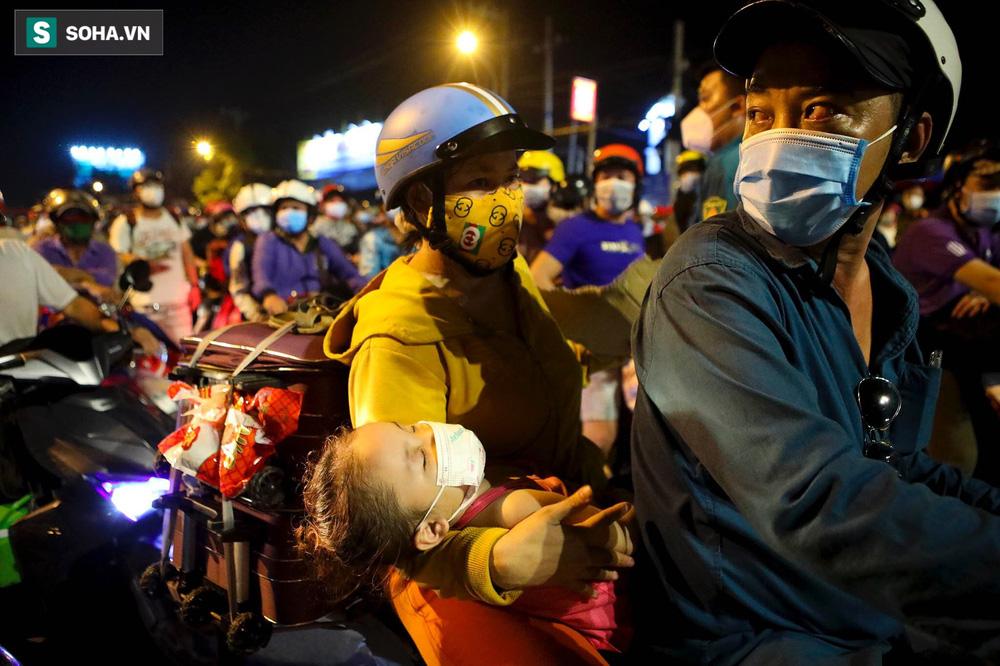 Anh Q.T (quê Cần Thơ) cho Tuổi Trẻ biết: "Tôi biết dịch bệnh đang căng thẳng, tụ tập đông ở đây như thế này cũng chẳng tốt. Nhưng phải đến bước đường cùng rồi, vợ chồng tôi mới quyết định đưa con về quê bằng xe máy"