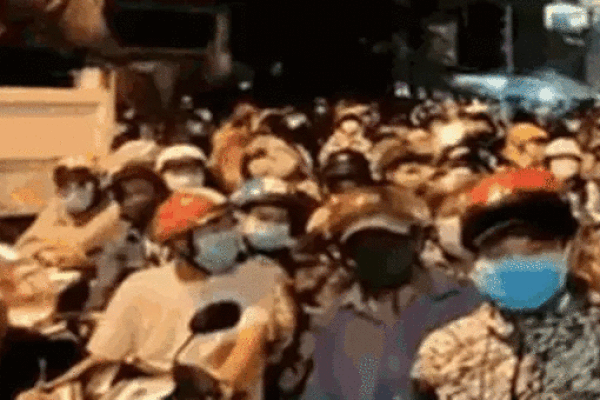 Mẹ khóc thét khi con ngất xỉu trên đường về quê vì đói và lạnh-5