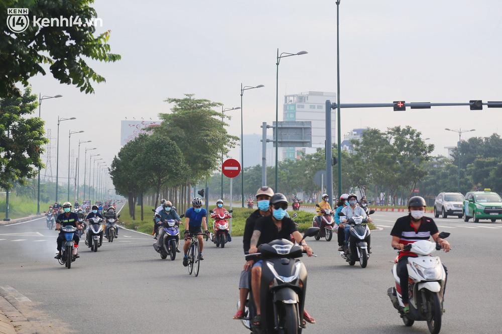 6h30 sáng tại đường Phạm Văn Đồng, hướng từ TP. Thủ Đức về sân bay Tân Sơn Nhất, người dân di chuyển dễ dàng, thuận tiện hơn khi không còn các chốt kiểm soát.