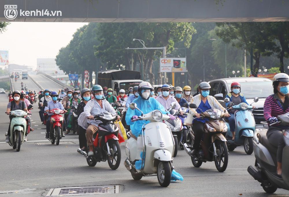 Cảnh nhộn nhịp đã quay trở lại với đường phố Sài Gòn sau khi có Chỉ thị mới về việc nới lỏng giãn cách