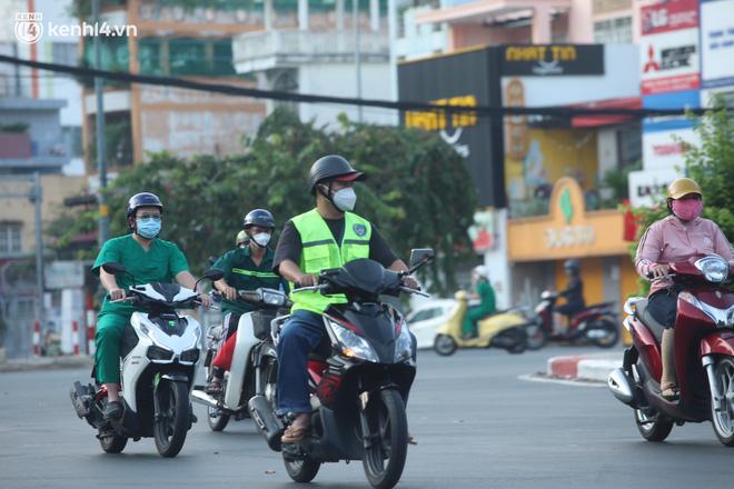 Người dân hào hứng đi làm, khởi động lại công việc sau chuỗi ngày dài giãn cách để phòng dịch Covid-19