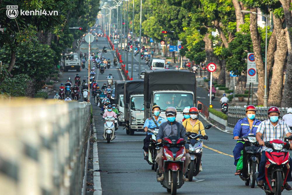 Ghi nhận lúc 7h tại đường 3/2 (quận 10), các phương tiện nối đuôi nhau di chuyển.