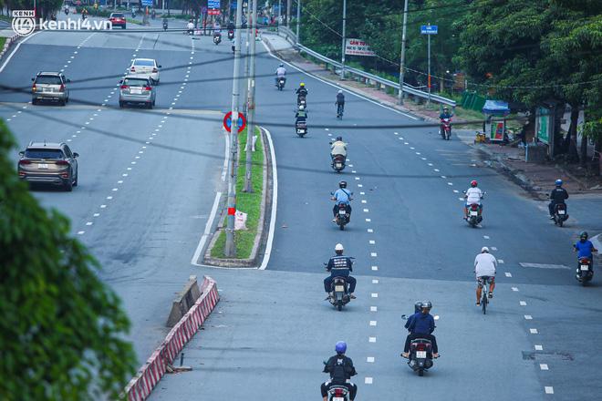 Tại khu vực Hàng Xanh, đường Điện Biên Phủ, người dân di chuyển tương đối dễ dàng.