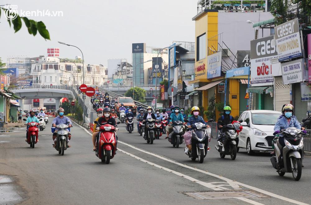 Tại cầu vượt Ngã 6 Gò Vấp, lượng phương tiện di chuyển đông đúc hơn, người dân được thoải mái ra đường để làm việc, đi khám chữa bệnh, mua thức ăn... mà không cần phải xuất trình giấy đi đường.