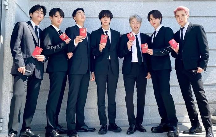 Knet khó chịu khi công ty lấy hộ chiếu ngoại giao của BTS để kiếm tiền-1