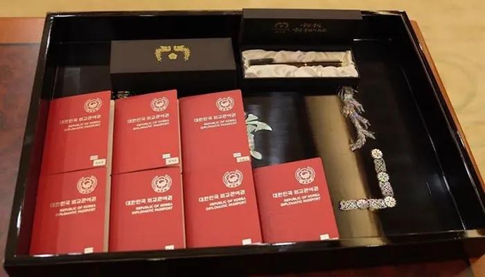 Knet khó chịu khi công ty lấy hộ chiếu ngoại giao của BTS để kiếm tiền-3