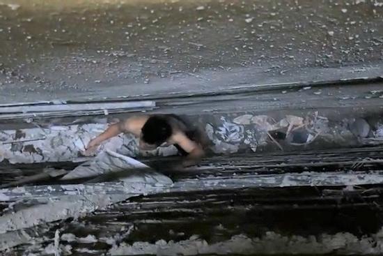 Lý do sốc khiến người đàn ông Ninh Bình mắc kẹt trong khe tường