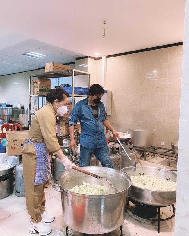 Sốt hình ảnh Phi Nhung mặc pyjama, đi dép lê nấu ăn vỉa hè-6