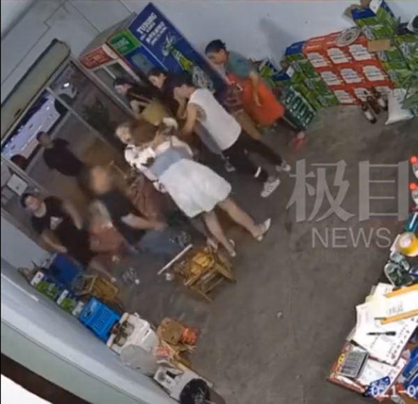 Cãi nhau vặt vãnh, người đàn ông đập ghế vào đầu bạn gái-1