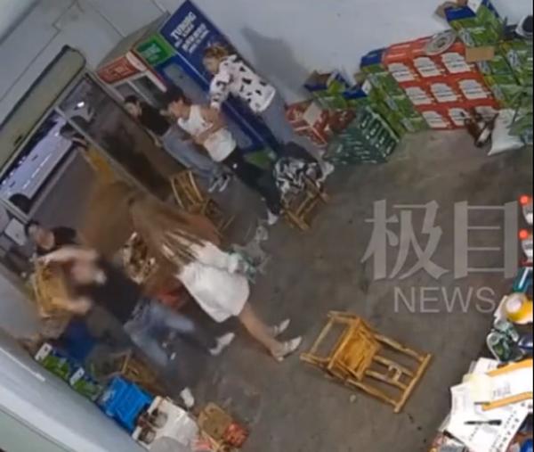 Cãi nhau vặt vãnh, người đàn ông đập ghế vào đầu bạn gái-2