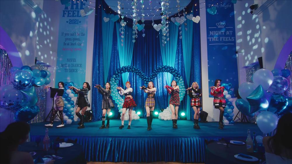 TWICE ngọt ngào style học đường, fan kêu than vì hình ảnh cuối MV-1