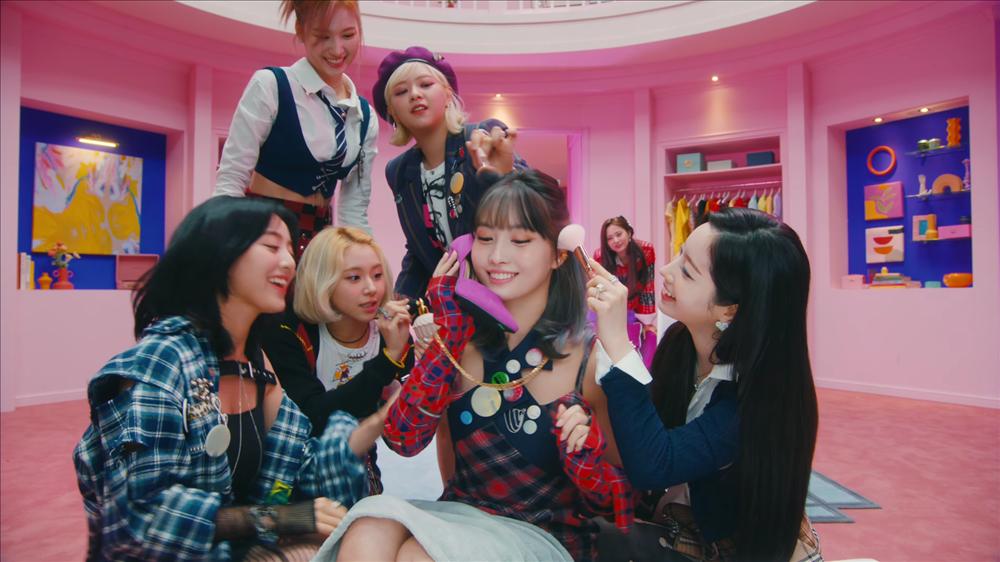 TWICE ngọt ngào style học đường, fan kêu than vì hình ảnh cuối MV-3