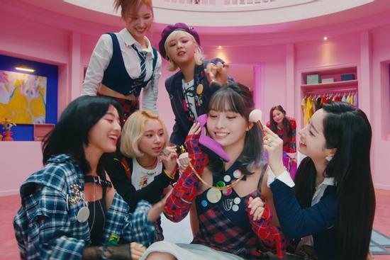 TWICE ngọt ngào style học đường, fan kêu than vì hình ảnh cuối MV