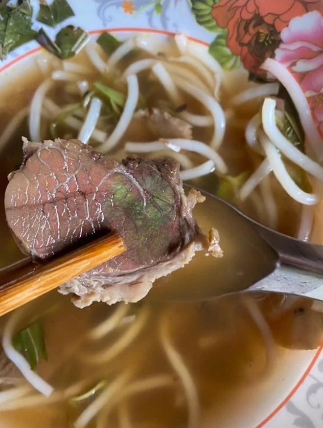 Dân mạng tranh cãi về miếng thịt bò có màu cầu vồng-1