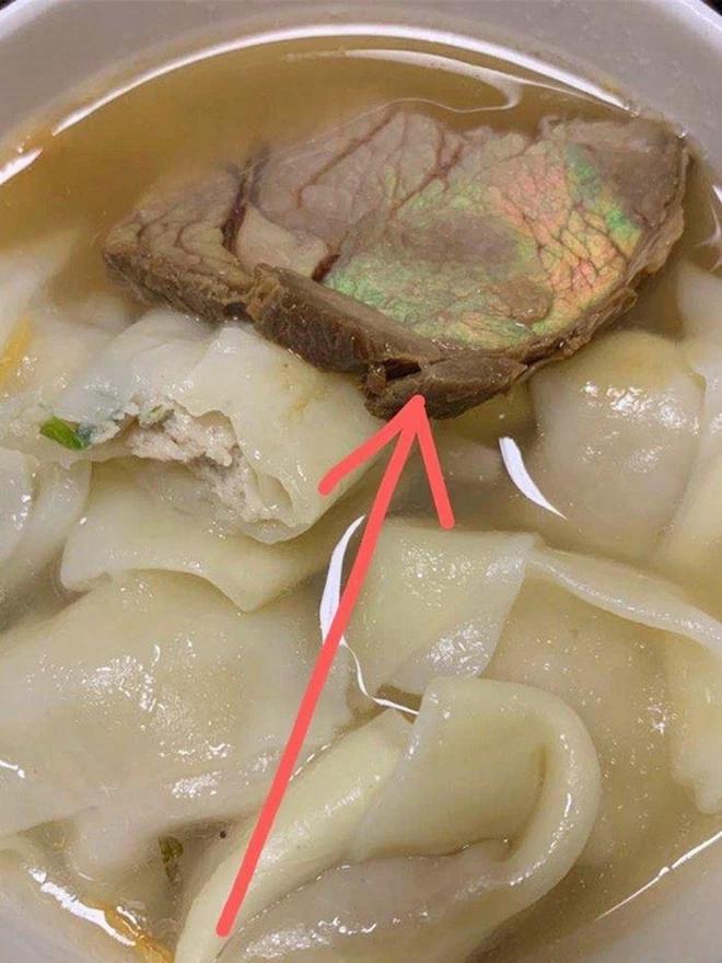 Dân mạng tranh cãi về miếng thịt bò có màu cầu vồng-4