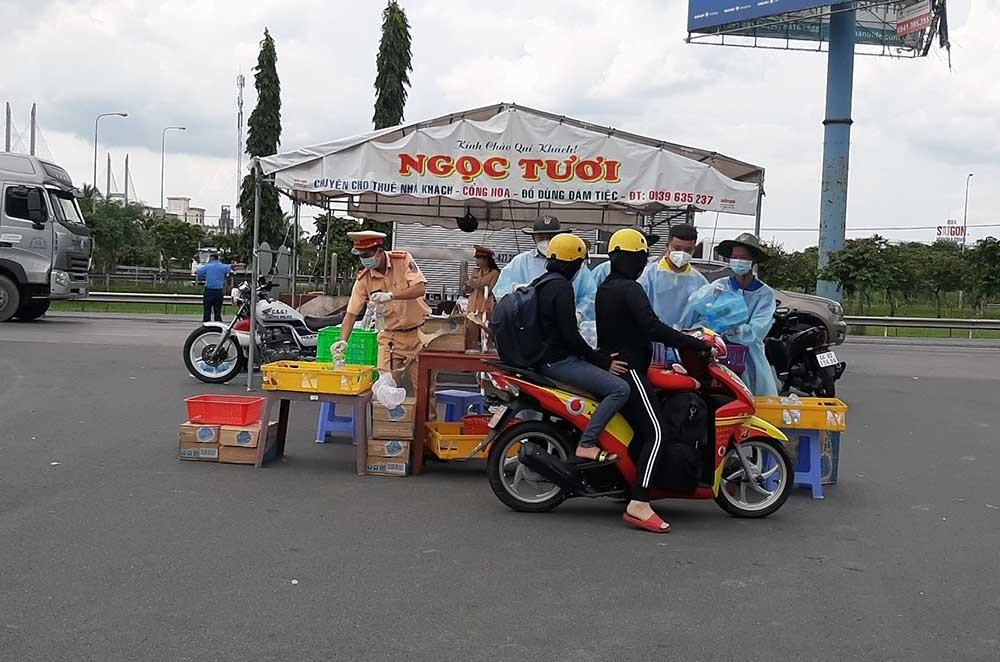 Công an nấu mì gói cho người dân tự phát về quê tại chốt-1