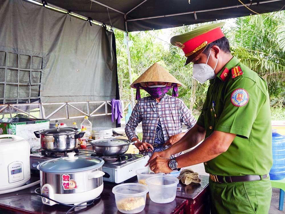 Công an nấu mì gói cho người dân tự phát về quê tại chốt-3