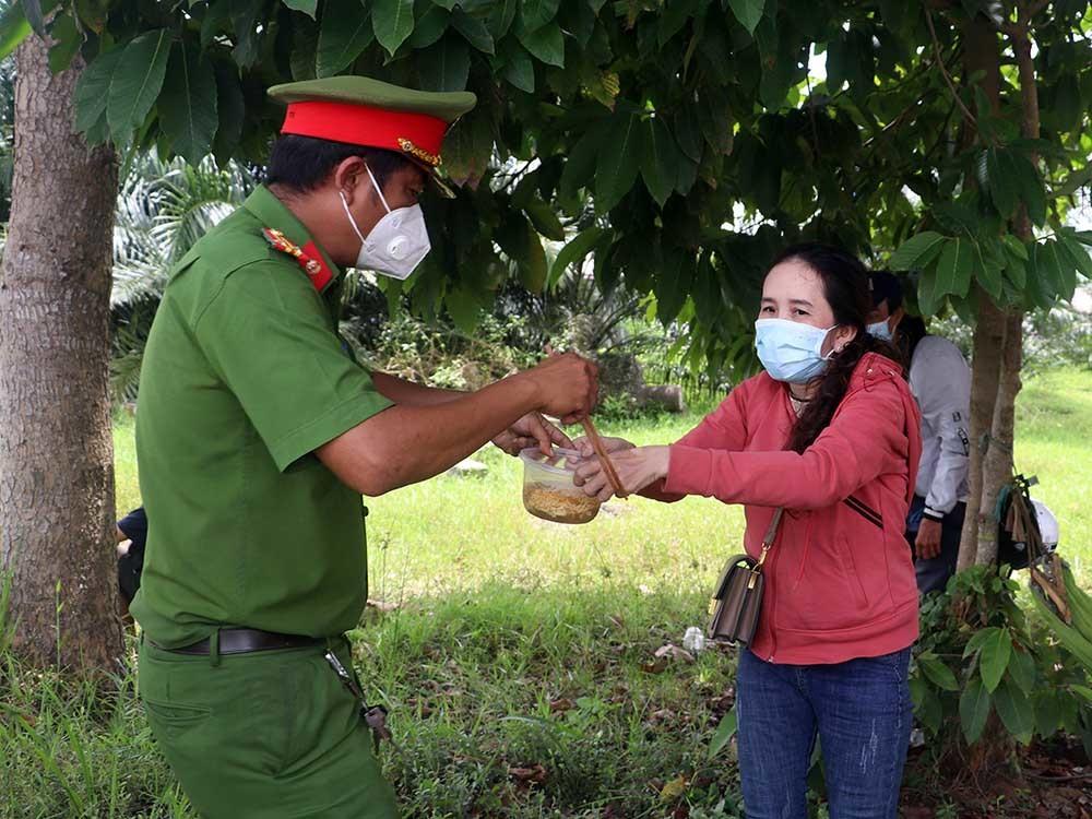 Công an nấu mì gói cho người dân tự phát về quê tại chốt-4