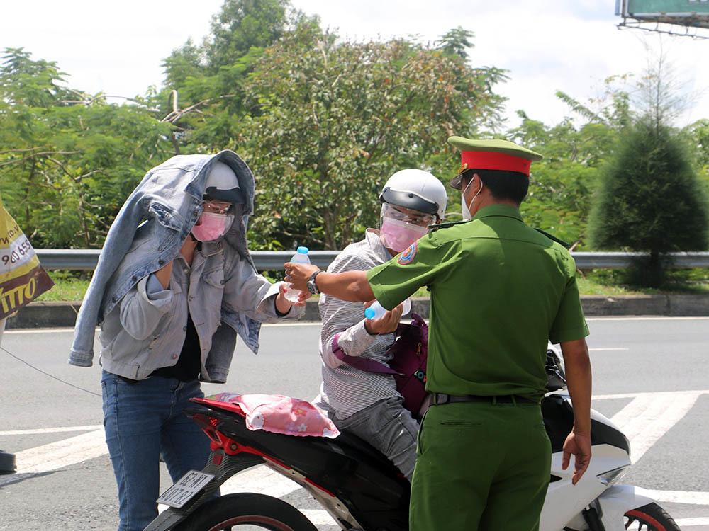 Công an nấu mì gói cho người dân tự phát về quê tại chốt-6