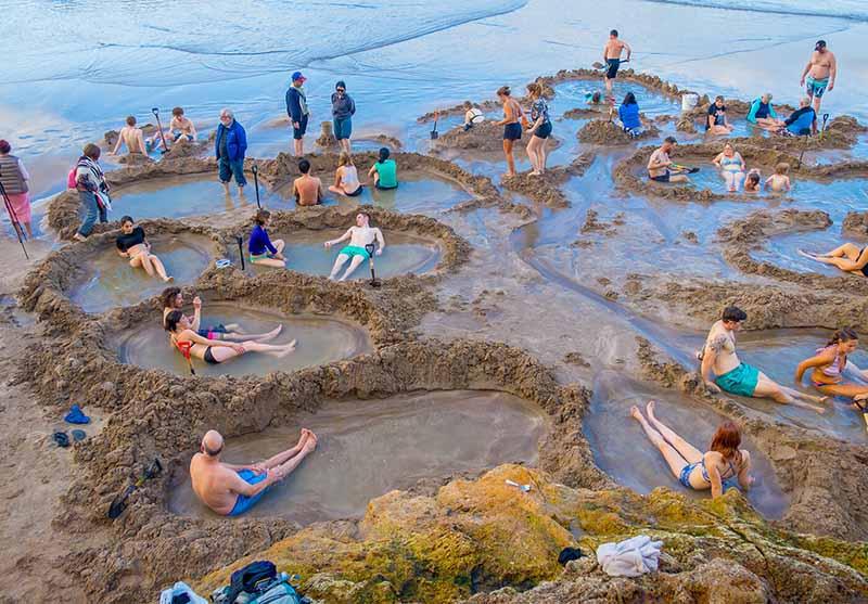Bãi biển kỳ lạ, du khách đào hố ngâm nước nóng ngay trên bờ-2