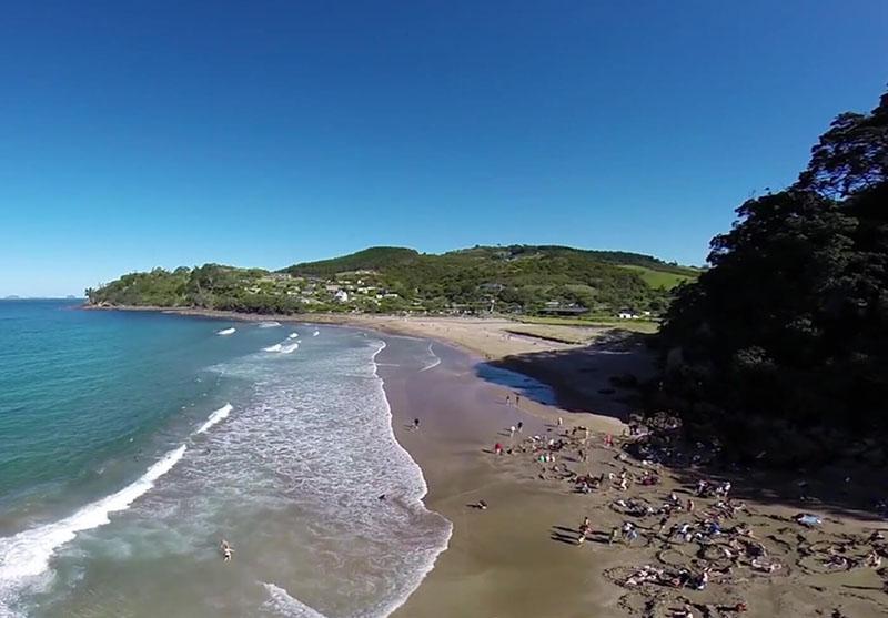 Bãi biển kỳ lạ, du khách đào hố ngâm nước nóng ngay trên bờ-3