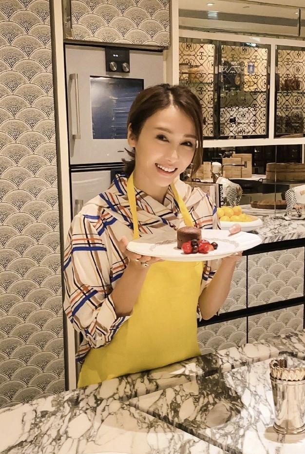 Lê Tư đón tuổi 50, nhan sắc không hổ đệ nhất mỹ nhân TVB-6