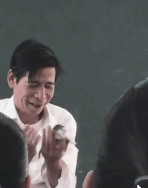 Đang dạy học thầy giáo lôi vật lạ trong túi áo khiến học trò tí xỉu-1