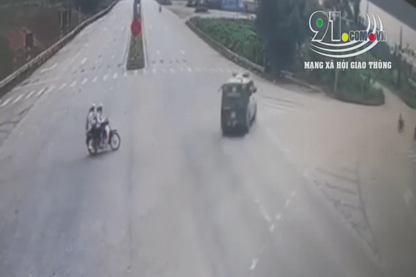 Clip: Xe tải lì lợm 5 lần 7 lượt chặn đường xe cứu thương-1