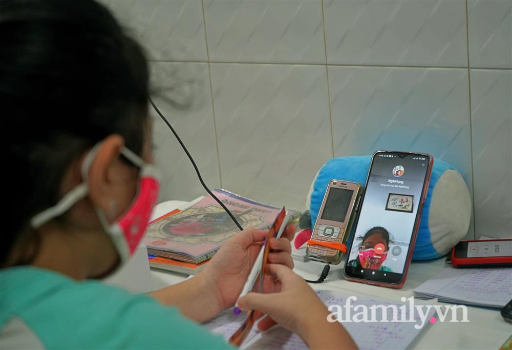 Những đứa trẻ mồ côi vì đại dịch: Nén nhang khe khẽ mẹ ngủ ngon-8