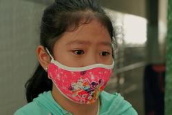 Những đứa trẻ mồ côi vì đại dịch: Nén nhang khe khẽ 'mẹ ngủ ngon'