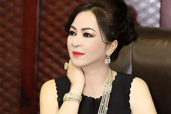 Bà Phương Hằng diện đồ xì tin, khoe Rolls-Royce màu hồng 30 tỷ-12