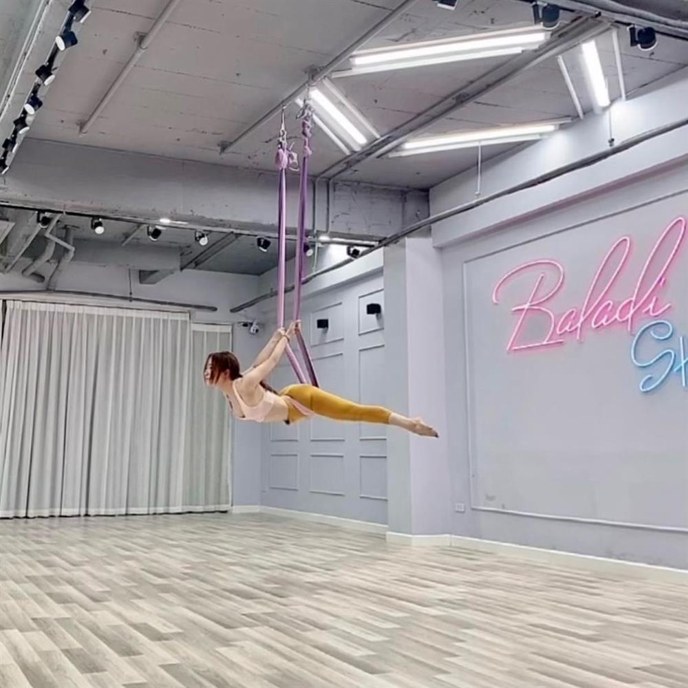 Quỳnh Nga khoe vòng 3 căng đét, Việt Anh bị réo thính đâu?-2