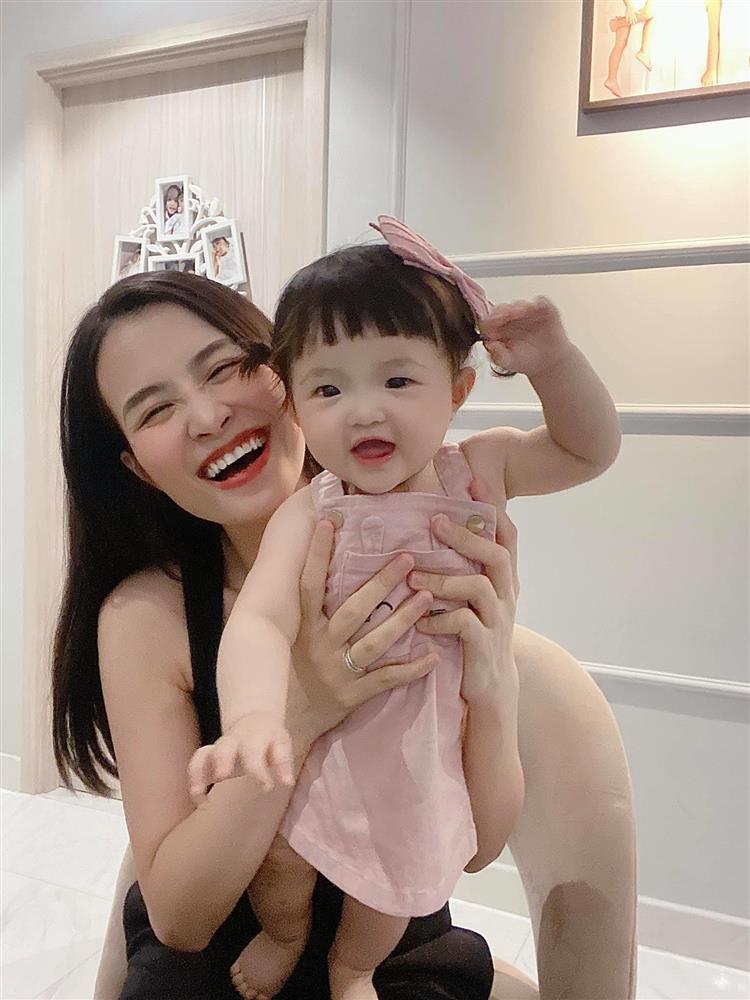 Ái nữ nhà Đông Nhi nhảy bất chấp nhịp điệu, đúng chuẩn con nhà nòi-3