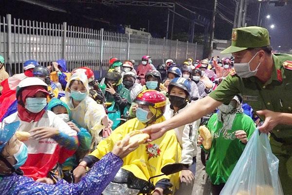 An Giang vỡ trận vì trên 3.000 người chạy xe máy về quê-1