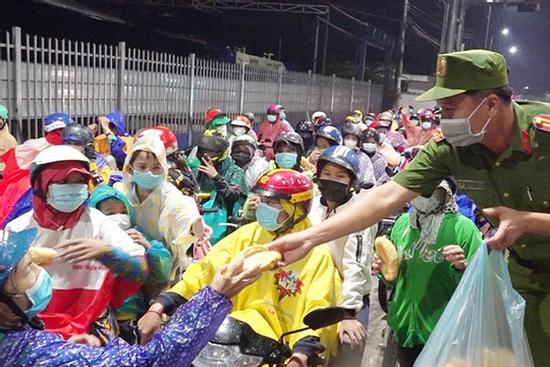 An Giang 'vỡ trận' vì trên 3.000 người chạy xe máy về quê